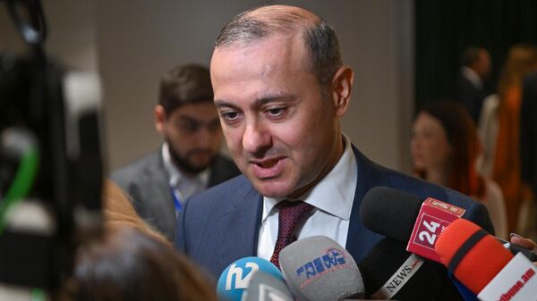 Секретарь Совбеза Армен Григорян общается с прессой после 108-го двухдневного семинара Роуз-Рот Парламентской Ассамблеи НАТО (22 сентября 2025). Еревaн - Sputnik Армения
