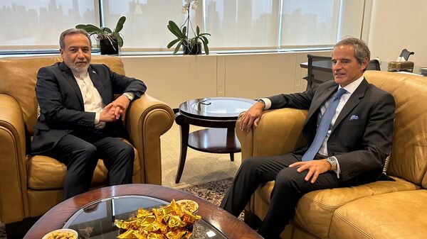 Глава МАГАТЭ Рафаэль Гросси провел консультации по иранской ядерной программе с министром иностранных дел Ирана Аббасом Арагчи (22 сентября 2025). Нью-Йорк - Sputnik Արմենիա