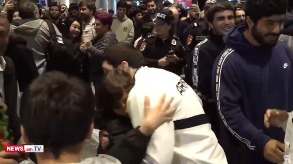 Աշխարհի կրկնակի չեմպիոն Մալխաս Ամոյանին «Զվարթնոցում» զուռնա–դհոլով են դիմավորել - Sputnik Արմենիա