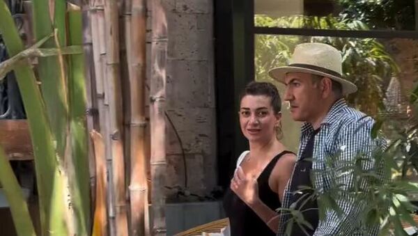 Премьер-министр Никол Пашинян в шляпе гуляет по городу с женой Анной Акопян  - Sputnik Армения