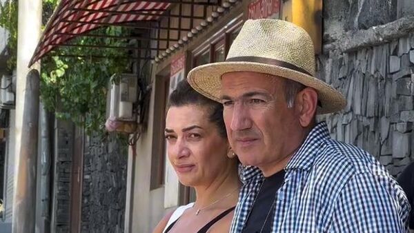 Премьер-министр Никол Пашинян в шляпе гуляет по городу с женой Анной Акопян  - Sputnik Армения