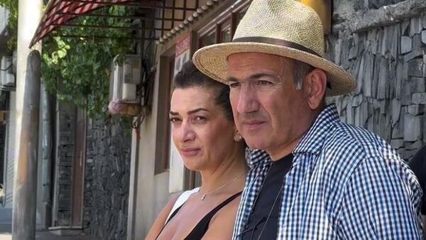 Премьер-министр Никол Пашинян в шляпе гуляет по городу с женой Анной Акопян  - Sputnik Армения