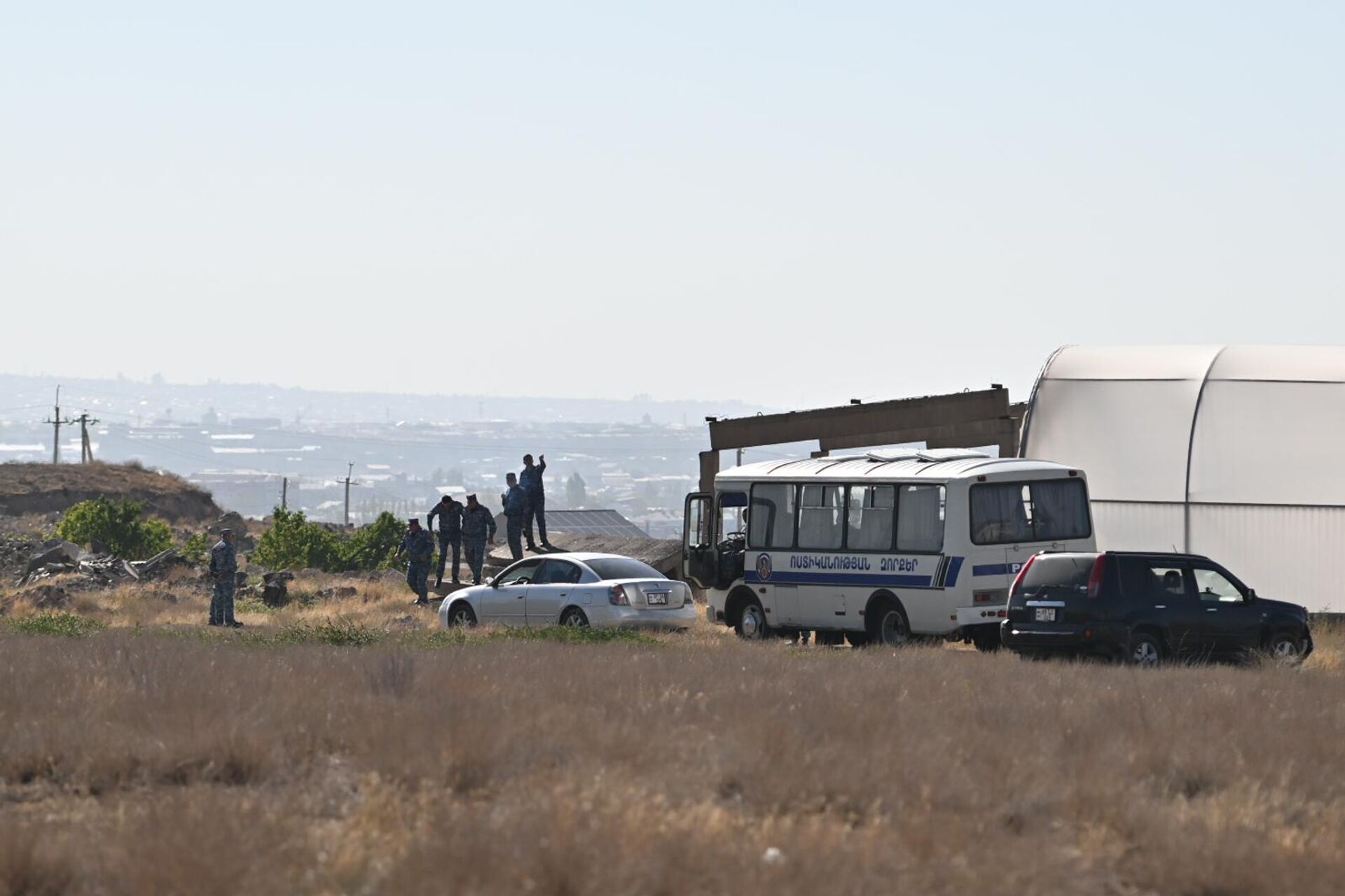 Сотрудники Следственного Комитета на месте убийства главы общины Паракар Володи Григоряна (24 сентября 2025). Мердзаван - Sputnik Армения, 1920, 24.09.2025