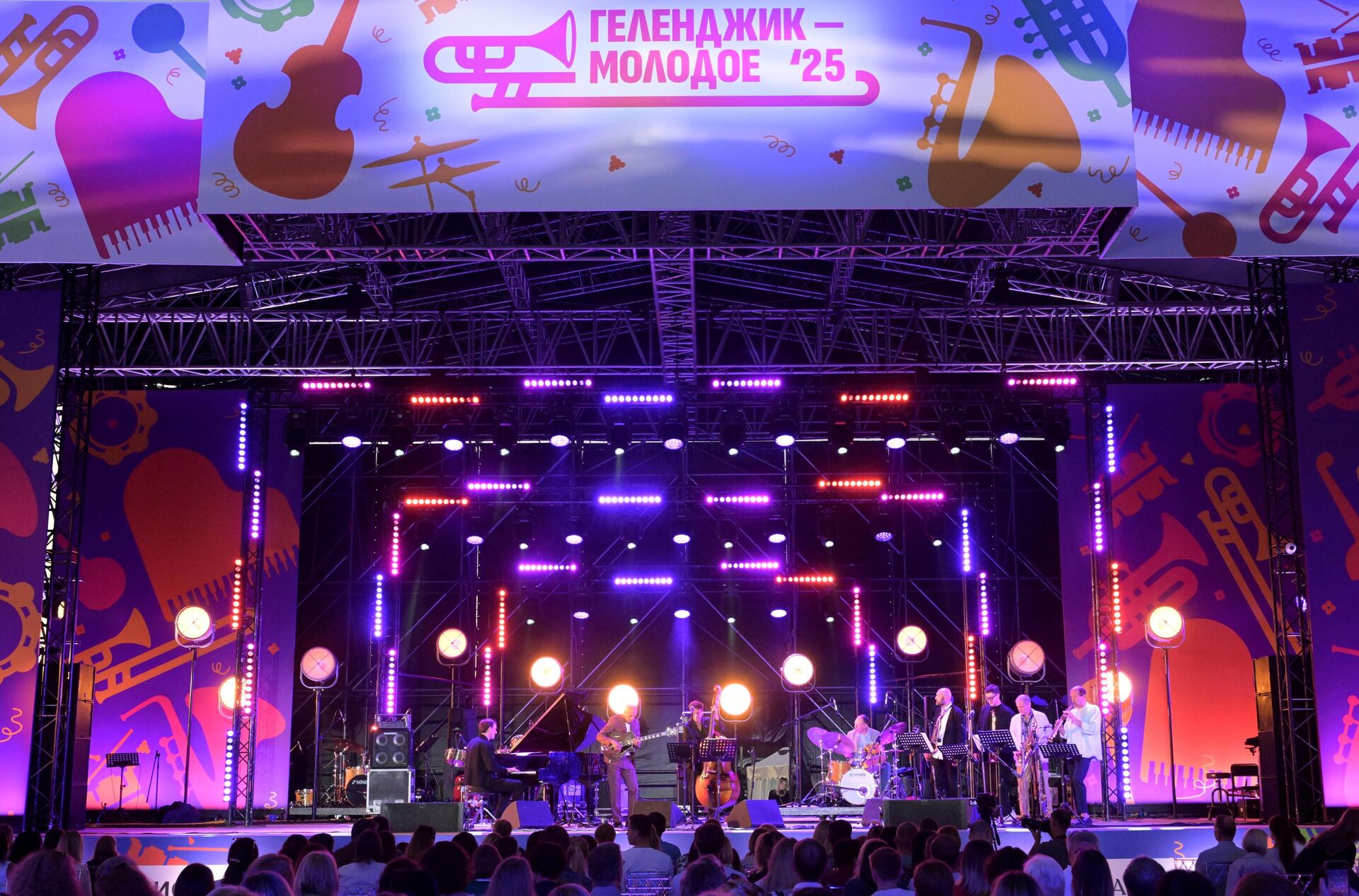 На сцене фестиваля Геленджик - Молодое выступает коллектив International Jazz Ensemble Якова Окуня - Sputnik Արմենիա, 1920, 24.09.2025