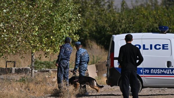 Ситуация у дома главы общины Паракар Володи Григоряна, где произошло его убийство (24 сентября 2025). Мердзаван - Sputnik Армения