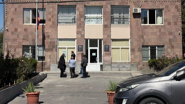 Здание администрации общины Паракар (24 сентября 2025). Мердзаван - Sputnik Армения