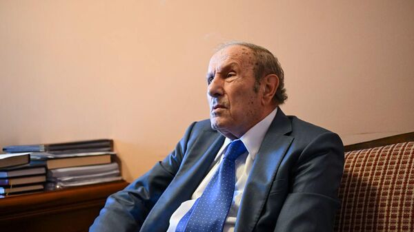 Первый президент Левон Тер-Петросян в музее-институте Матенадаран (24 сентября 2025). Еревaн - Sputnik Армения