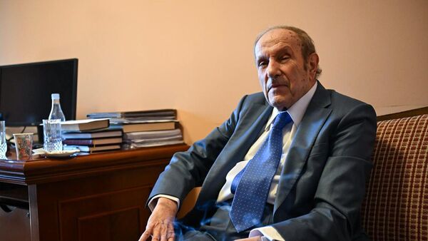 Первый президент Левон Тер-Петросян в музее-институте Матенадаран (24 сентября 2025). Еревaн Первый президент Левон Тер-Петросян в музее-институте Матенадаран (24 сентября 2025). Еревaн - Sputnik Армения