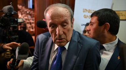 Первый президент Левон Тер-Петросян общается с прессой в музее-институте Матенадаран (24 сентября 2025). Еревaн