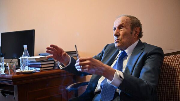 Первый президент Левон Тер-Петросян в музее-институте Матенадаран (24 сентября 2025). Еревaн Первый президент Левон Тер-Петросян в музее-институте Матенадаран (24 сентября 2025). Еревaн - Sputnik Армения