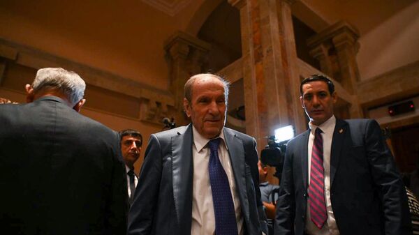 Первый президент Левон Тер-Петросян в музее-институте Матенадаран (24 сентября 2025). Еревaн - Sputnik Армения