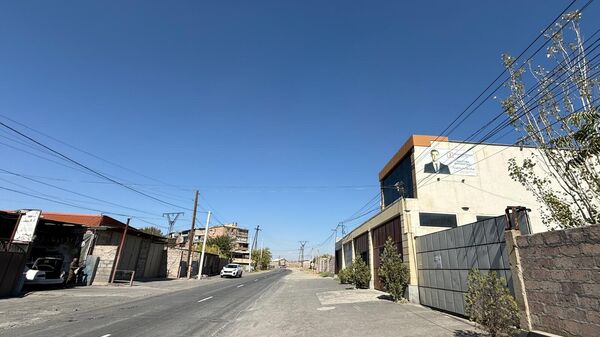 Предвыборный плакат главы общины Паракар Володи Григоряна на одном из домов (24 сентября 2025). Мердзаван - Sputnik Армения