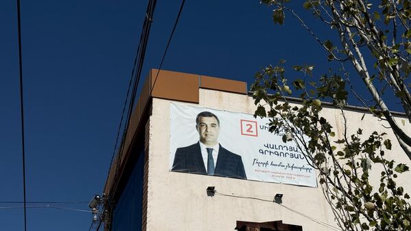 Предвыборный плакат главы общины Паракар Володи Григоряна на одном из домов (24 сентября 2025). Мердзаван - Sputnik Армения