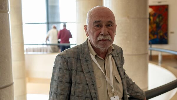 Главный научный сотрудник Института восточных рукописей РАН Александр Хосроев на международной научной конференции, посвященной 80-летию первого президента Армении (24 сентября 2025). Еревaн - Sputnik Армения