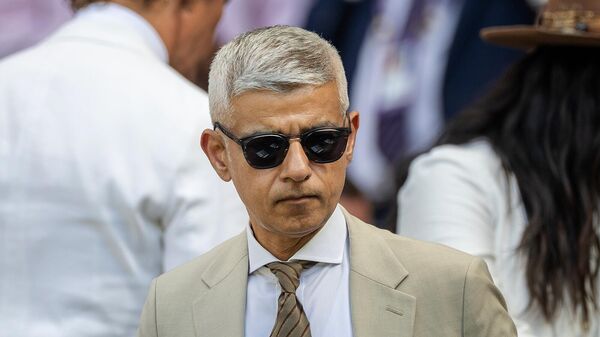 Мэр Лондона Садик Хан в Королевской ложе во время Уимблдонского чемпионата по лаун-теннису (13 июля 2025). Уимблдон - Sputnik Армения