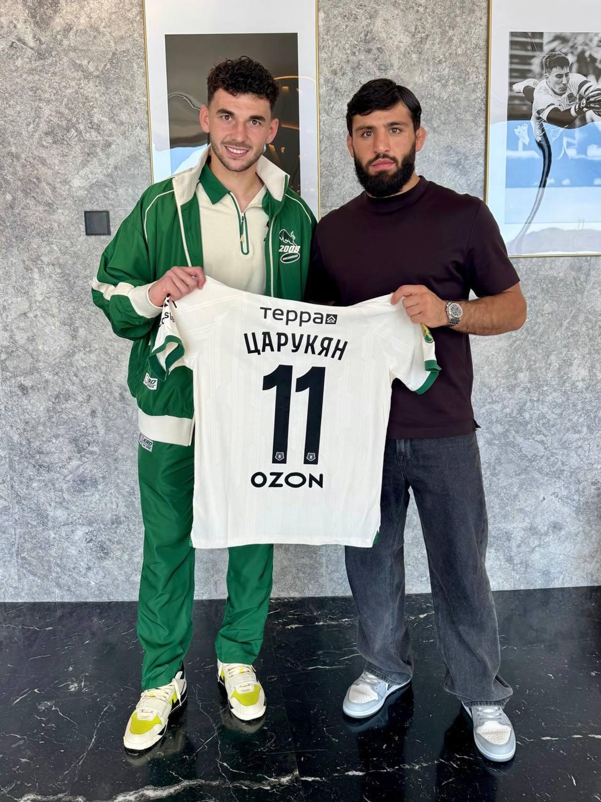 Полузащитник Краснодара Эдуард Сперцян и боец ММА Арман Царукян - Sputnik Армения, 1920, 25.09.2025