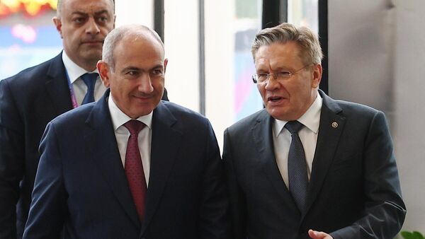 Премьер-министр Армении Никол Пашинян и генеральный директор госкорпорации Росатом Алексей Лихачев на международном форуме Мировая атомная неделя на ВДНХ (25 сентября 2025). Москвa - Sputnik Армения