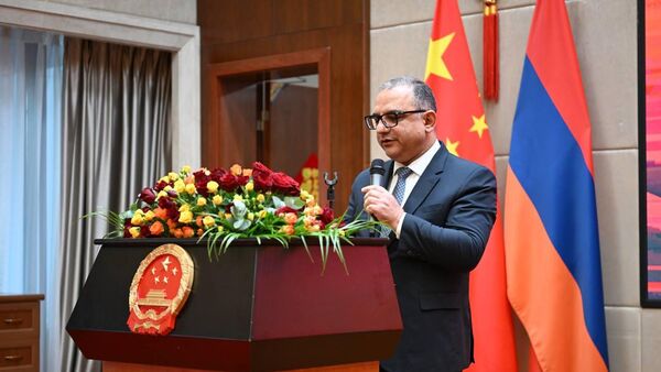 Вице-премьер Тигран Хачатрян на приеме в посольстве Китая по случаю 76-летия со дня образования КНР (25 сентября 2025). Еревaн - Sputnik Армения