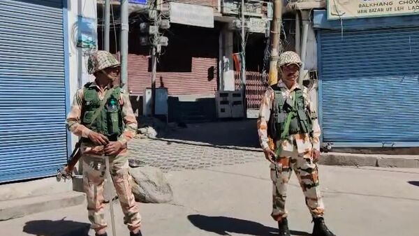 Солдаты стоят на страже на следующий день после протестов и ожесточенных столкновений в индийском городе Лех (25 сентября 2025). Ладакх - Sputnik Армения