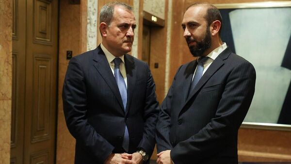 Главы МИД Армении и Азербайджана Арарат Мирзоян и Джейхун Байрамов провели трехсторонние контакты с госсекретарем США Марко Рубио в рамках Трансатлантического ужина, организованного госсекретарем США (25 сентября 2025). Нью-Йорк - Sputnik Армения