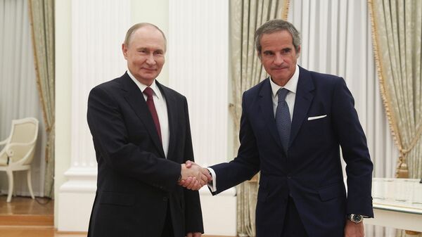 Президент РФ Владимир Путин и генеральный директор Международного агентства по атомной энергии Рафаэль Гросси во время встречи (25 сентября 2025). Москвa - Sputnik Армения