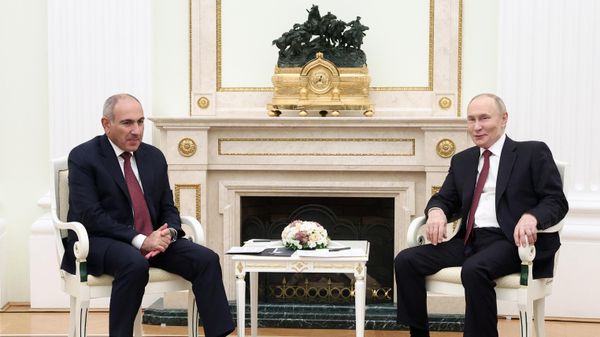 Премьер-министр Армении Никол Пашинян и президент РФ Владимир Путин во время встречи (25 сентября 2025). Москвa - Sputnik Армения