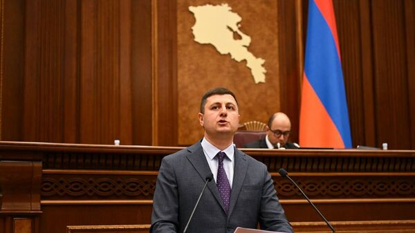 Тигран Абрамян во время парламентских слушаний по инициативе фракции Честь имею (26 сентября 2025). Еревaн - Sputnik Армения