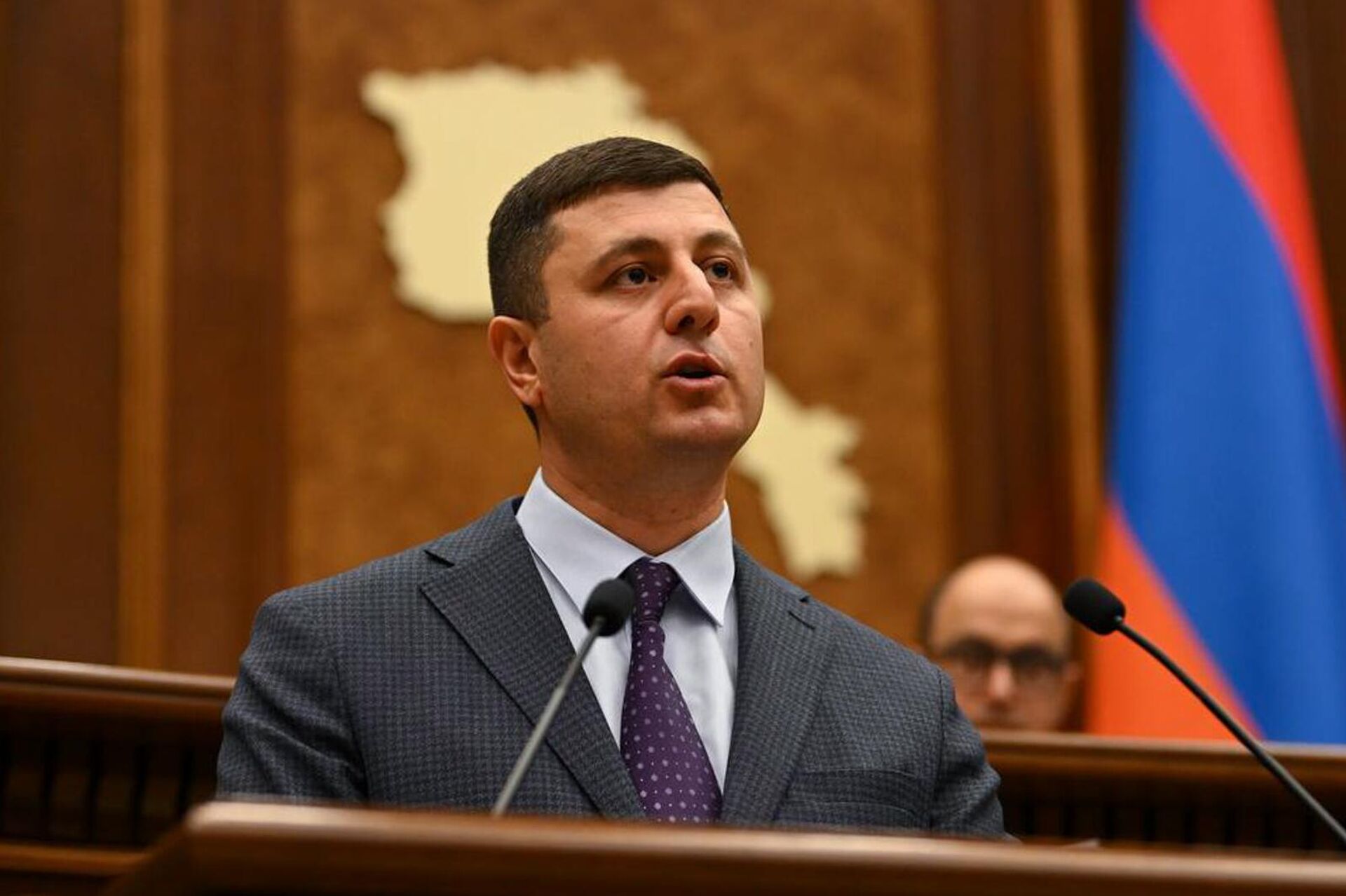 Тигран Абрамян во время парламентских слушаний по инициативе фракции Честь имею (26 сентября 2025). Еревaн - Sputnik Армения, 1920, 26.09.2025