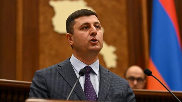 Тигран Абрамян во время парламентских слушаний по инициативе фракции Честь имею (26 сентября 2025). Еревaн - Sputnik Армения