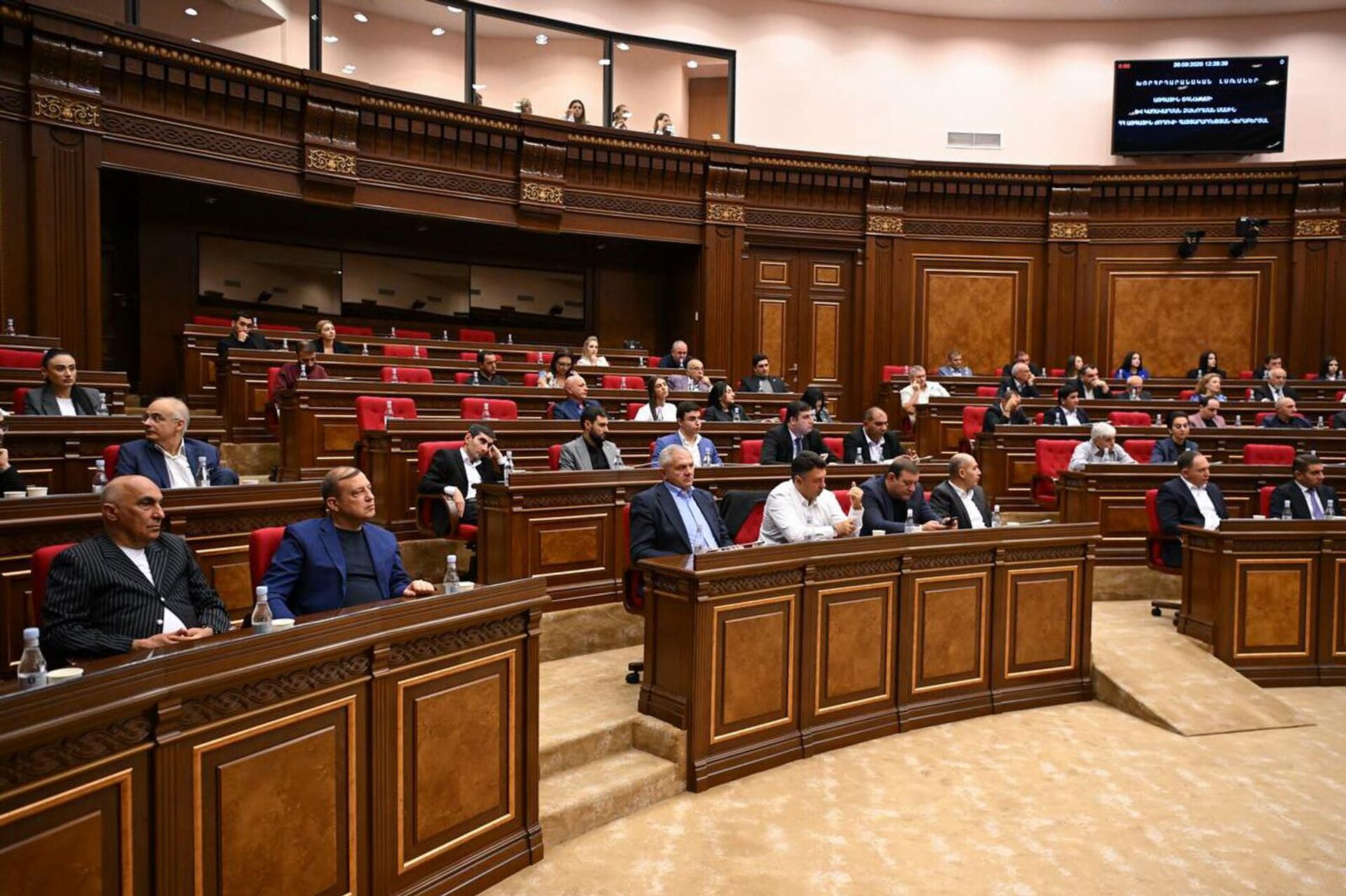 Депутаты во время парламентских слушаний по инициативе фракции Честь имею (26 сентября 2025). Еревaн - Sputnik Արմենիա, 1920, 26.09.2025