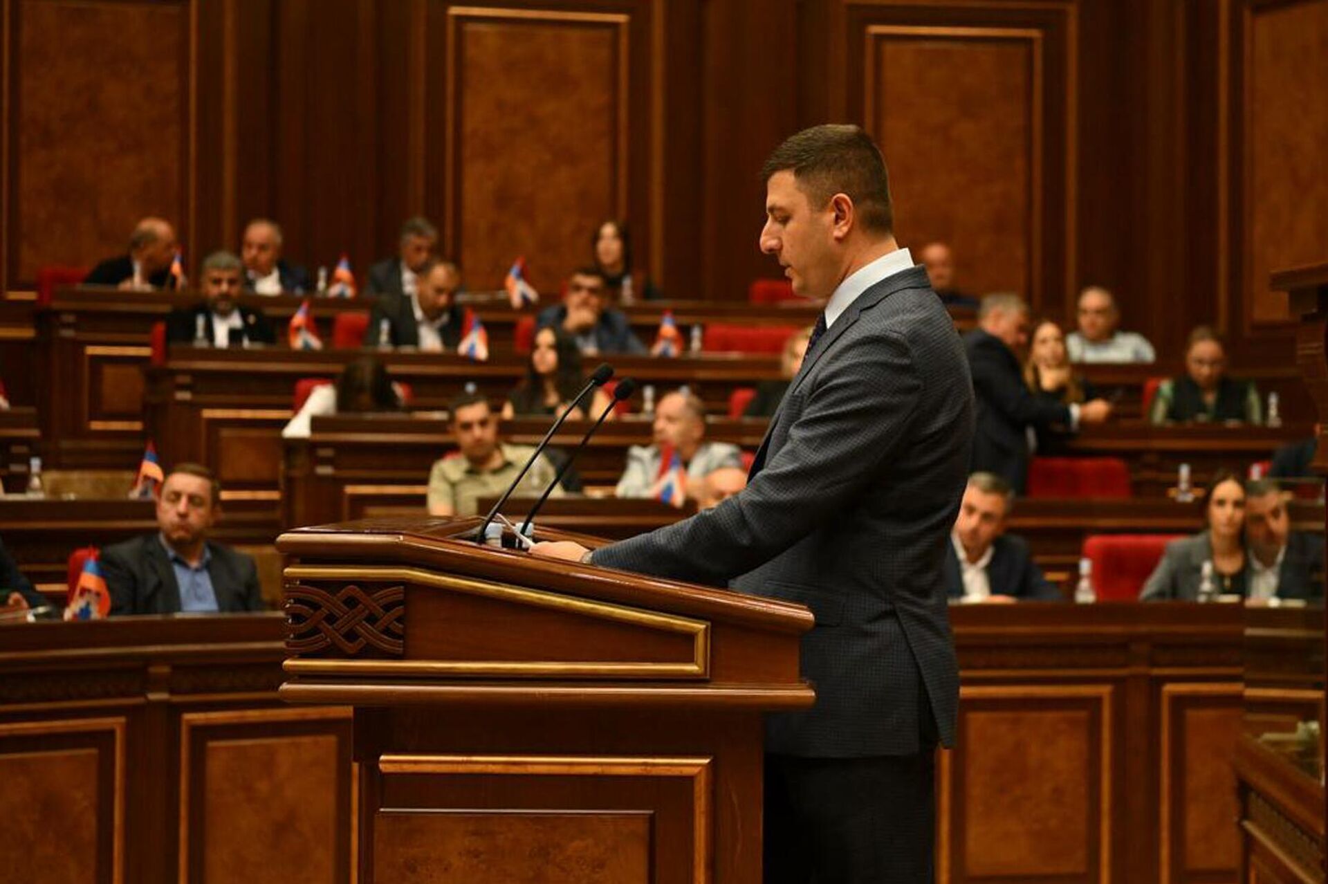 Депутаты во время парламентских слушаний по инициативе фракции Честь имею (26 сентября 2025). Еревaн - Sputnik Արմենիա, 1920, 26.09.2025