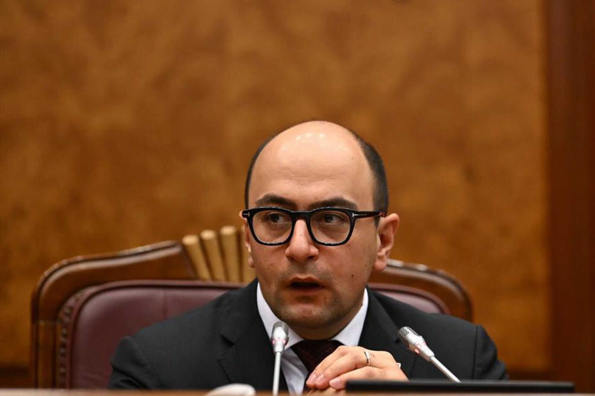 Айк Мамиджанян во время парламентских слушаний по инициативе фракции Честь имею (26 сентября 2025). Еревaн - Sputnik Արմենիա, 1920, 26.09.2025