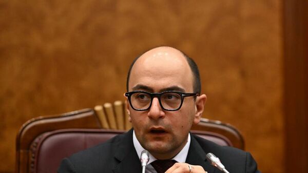 Айк Мамиджанян во время парламентских слушаний по инициативе фракции Честь имею (26 сентября 2025). Еревaн - Sputnik Армения