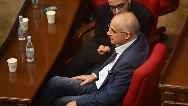 Левон Зурабян во время парламентских слушаний по инициативе фракции Честь имею (26 сентября 2025). Еревaн - Sputnik Армения