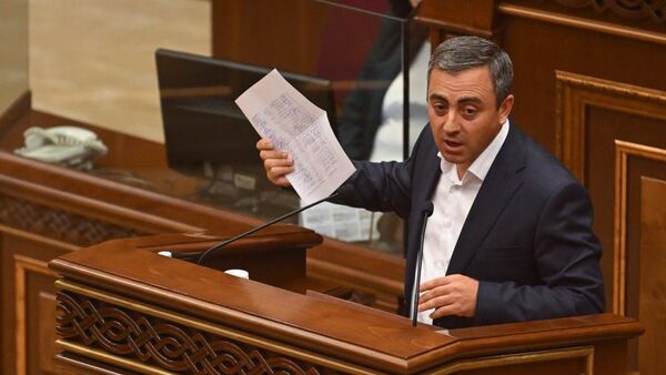 Ишхан Сагателян во время парламентских слушаний по инициативе фракции Честь имею (26 сентября 2025). Еревaн - Sputnik Армения