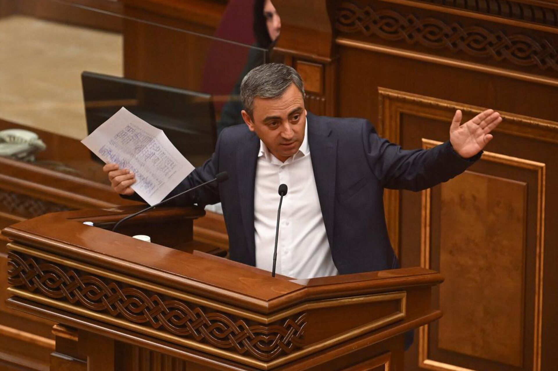 Ишхан Сагателян во время парламентских слушаний по инициативе фракции Честь имею (26 сентября 2025). Еревaн - Sputnik Армения, 1920, 26.09.2025