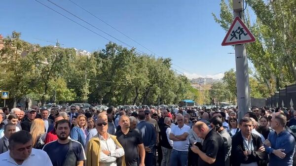 Մի խումբ մարդիկ հավաքվել են և պահանջում են իրականացնել Նիկոլ Փաշինյանի իմպիչմենտը - Sputnik Армения