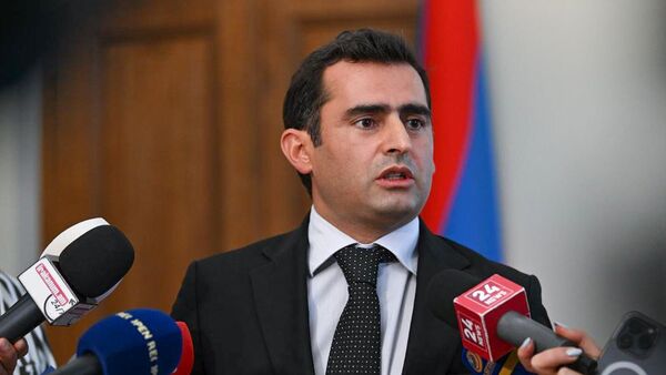 Акоб Аршакян общается с прессой (26 сентября 2025). Еревaн Акоб Аршакян общается с прессой (26 сентября 2025). Еревaн - Sputnik Армения