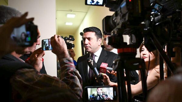 Ален Симонян общается с прессой (26 сентября 2025). Еревaн - Sputnik Армения