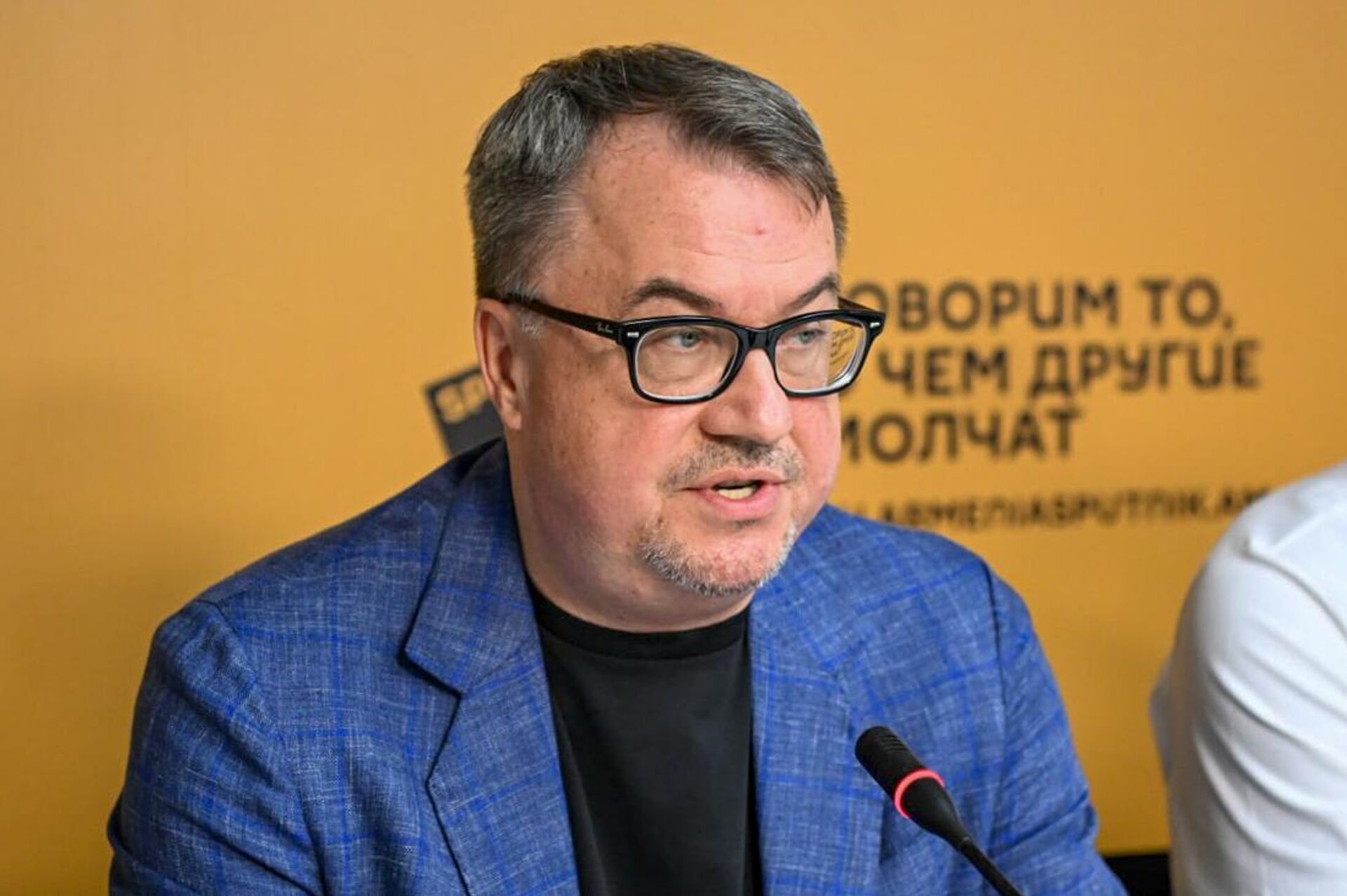 Руководитель представительства Россотрудничества в Армении Вадим Фефилов на пресс-конференции, посвященной футбольному турниру на приз Романа Березовского (26 сентября 2025). Еревaн - Sputnik Արմենիա, 1920, 26.09.2025