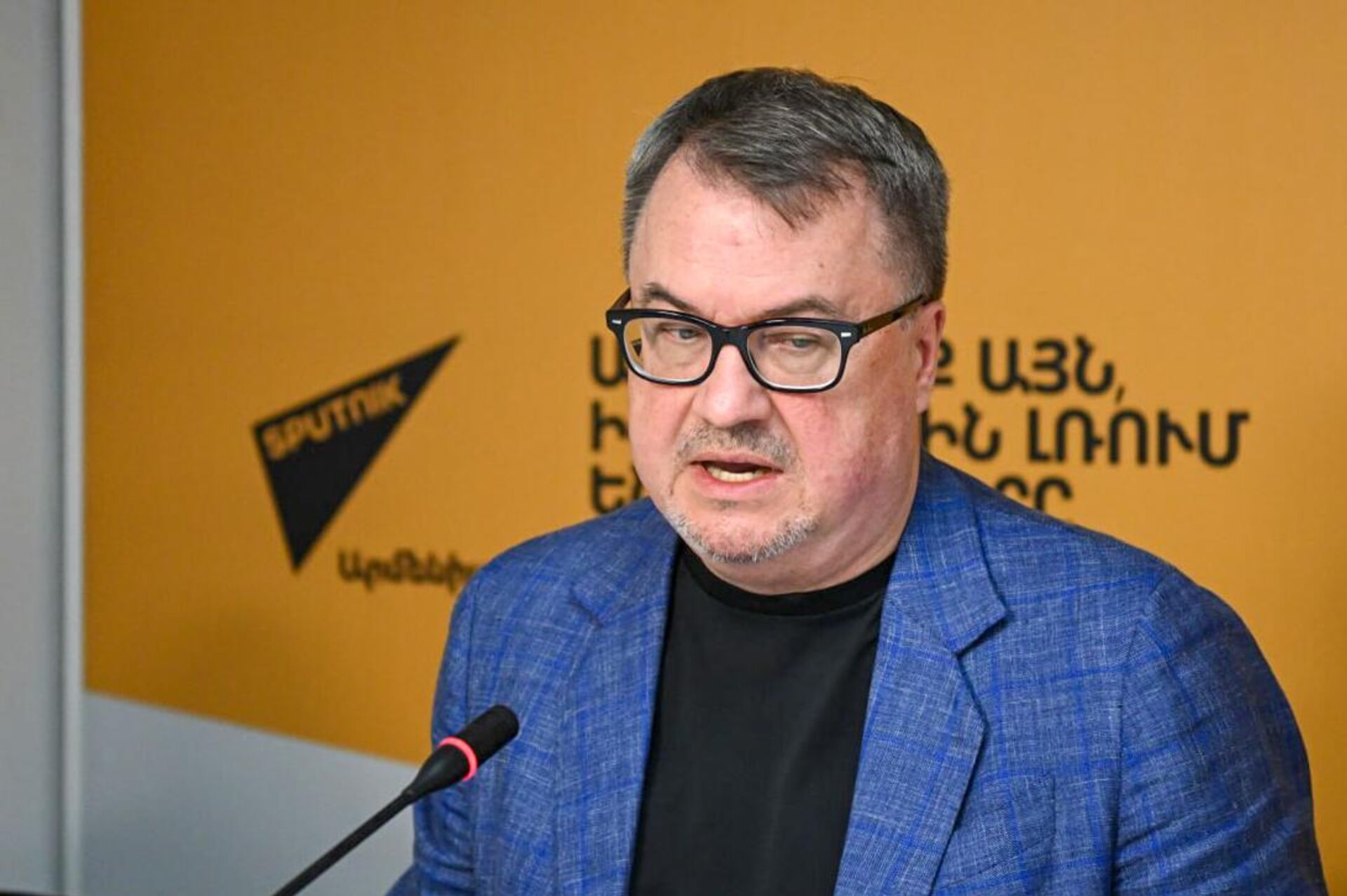 Руководитель представительства Россотрудничества в Армении Вадим Фефилов на пресс-конференции, посвященной футбольному турниру на приз Романа Березовского (26 сентября 2025). Еревaн Руководитель представительства Россотрудничества в Армении Вадим Фефилов на пресс-конференции, посвященной футбольному турниру на приз Романа Березовского (26 сентября 2025). Еревaн - Sputnik Армения, 1920, 26.09.2025