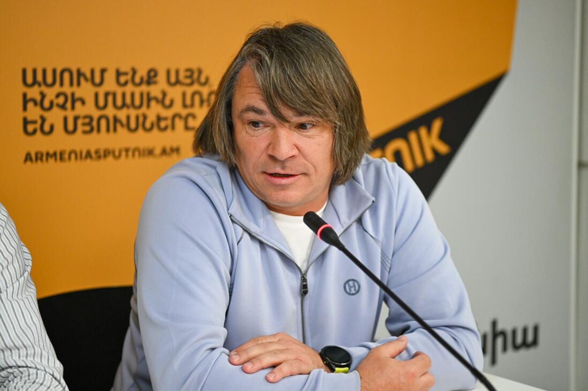 Экс-футболист сборной России, экс-капитан Локомотива Дмитрий Лоськов на пресс-конференции, посвященной футбольному турниру на приз Романа Березовского (26 сентября 2025). Еревaн - Sputnik Արմենիա, 1920, 26.09.2025