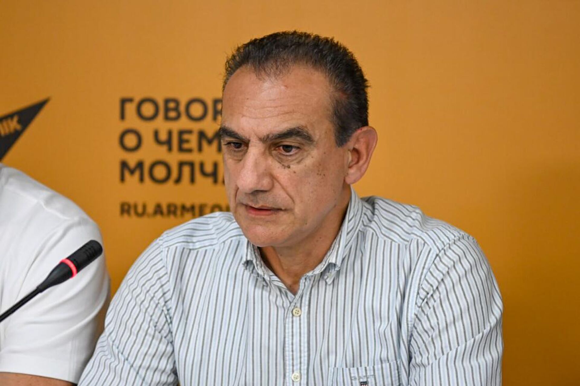 Экс-капитан сборной Армении Саркис Оганесян на пресс-конференции, посвященной футбольному турниру на приз Романа Березовского (26 сентября 2025). Еревaн - Sputnik Արմենիա, 1920, 26.09.2025