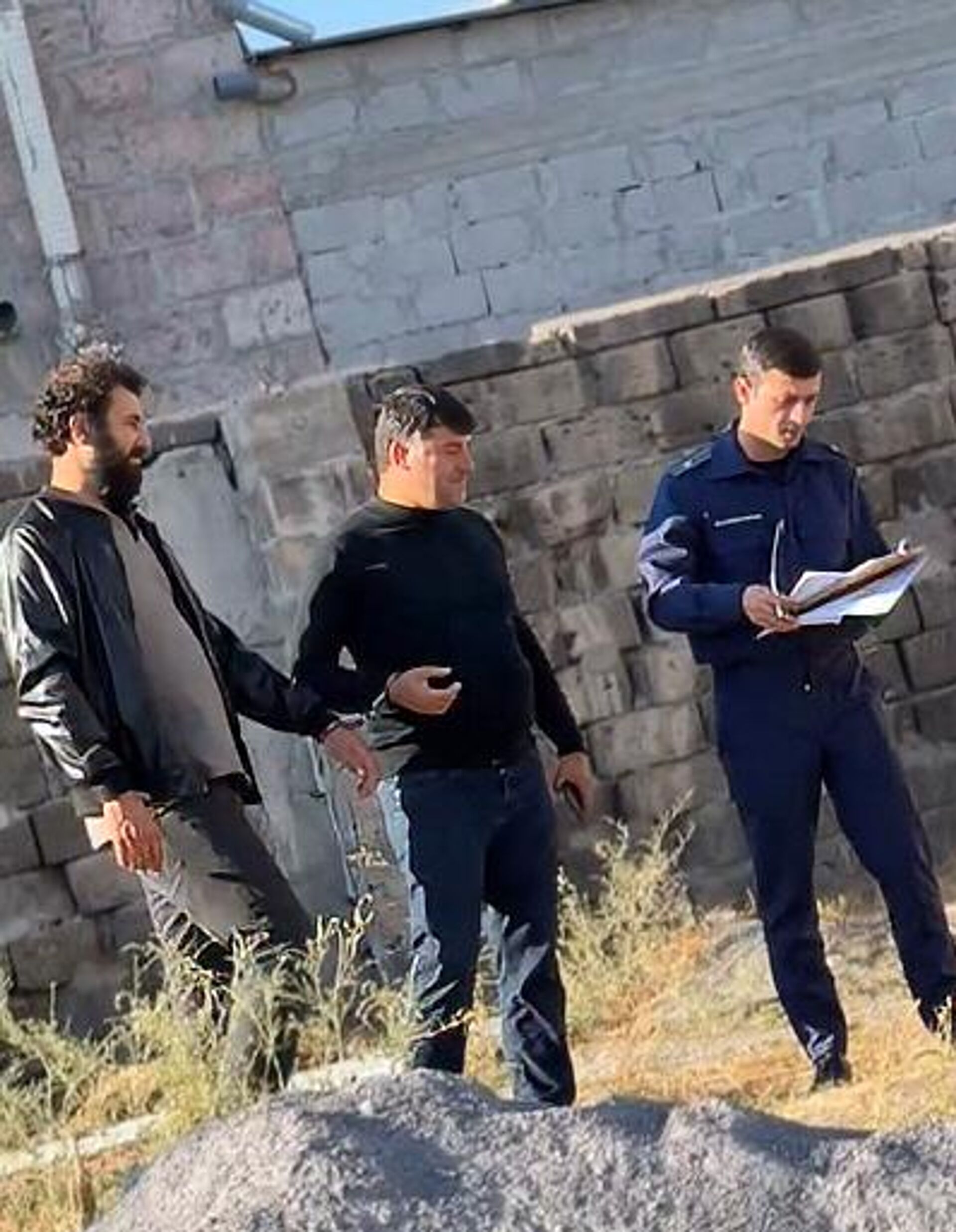 Полиция с подозреваемым по делу убийства главы Паракара Володи Григоряна Нареком Оганяном на месте преступления (26 сентября 2025). Мердзаван - Sputnik Армения, 1920, 28.09.2025
