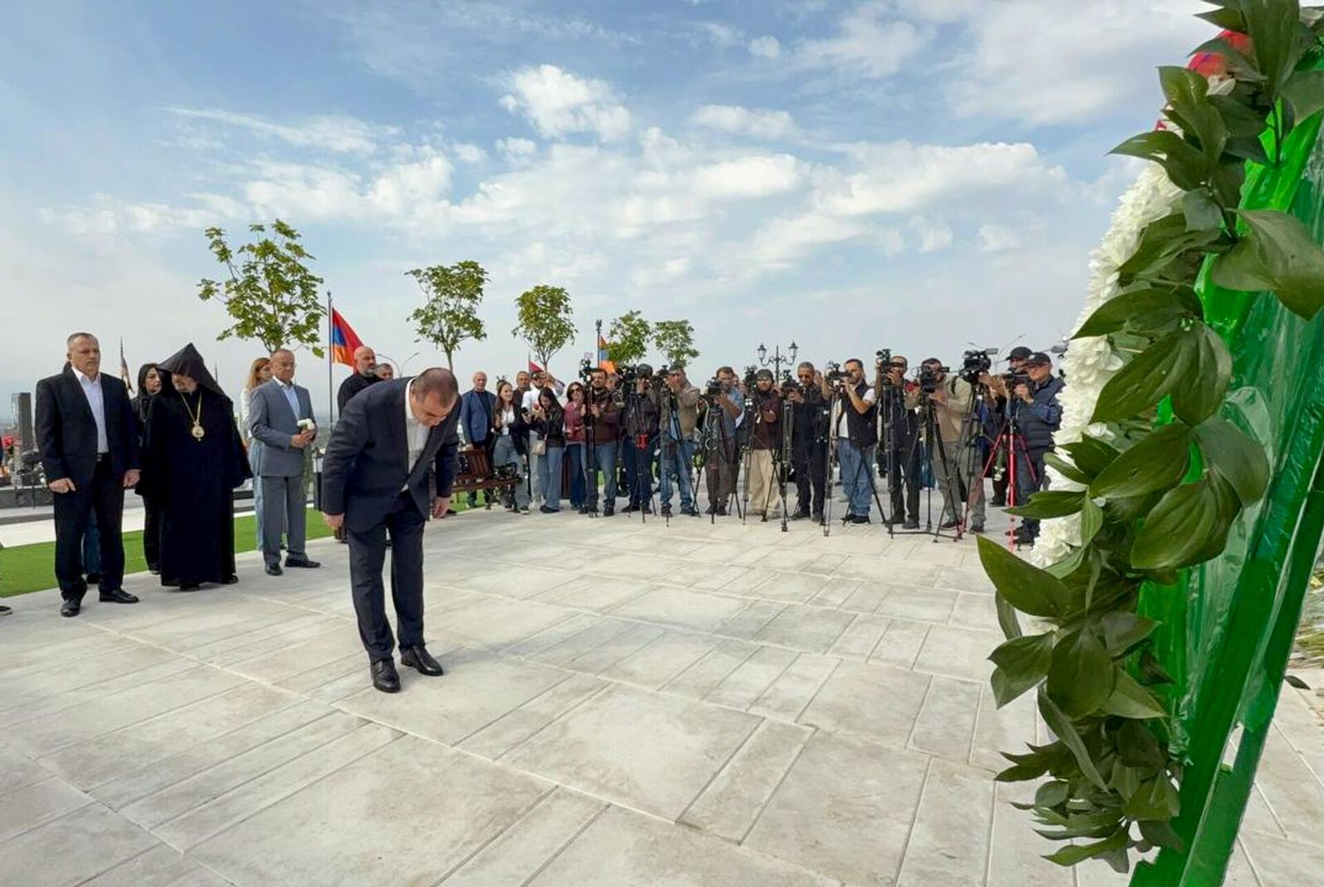 Самвел Шахраманян посетил военный пантеон Ераблур в 5-ю годовщину начала 44-дневной войны (27 сентября 2025). Еревaн - Sputnik Армения, 1920, 27.09.2025