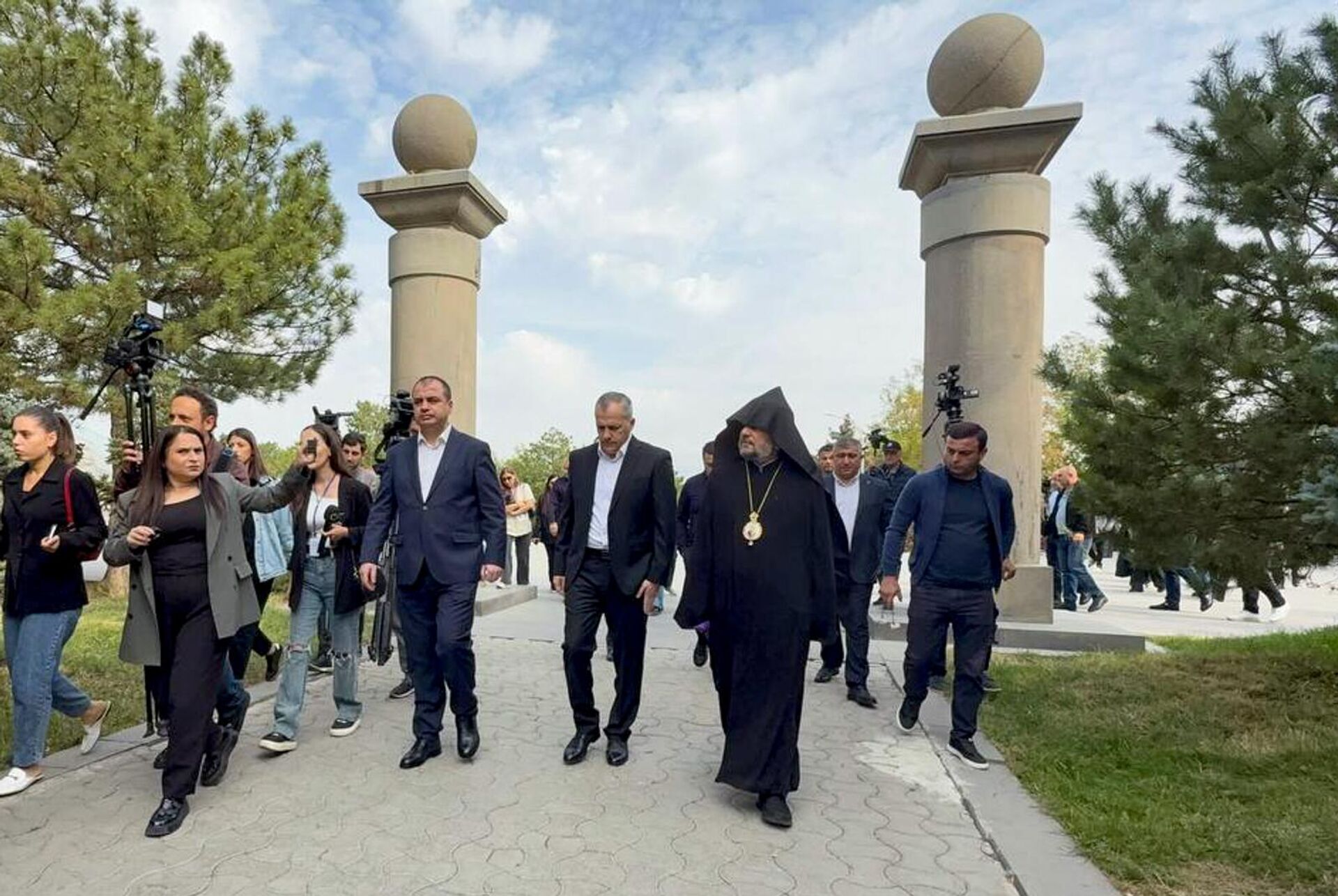 Самвел Шахраманян посетил военный пантеон Ераблур в 5-ю годовщину начала 44-дневной войны (27 сентября 2025). Еревaн - Sputnik Армения, 1920, 27.09.2025