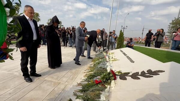 Представители Нагорного Карабаха и депутаты НС Армении посетили Ераблур по случаю 5-й годовщины со дня начала 44-дневной войны - Sputnik Армения