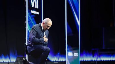 Премьер-министр Никол Пашинян встает на колено после выступления на седьмом съезде партии "Гражданский договор" (20 сентября 2025). Еревaн