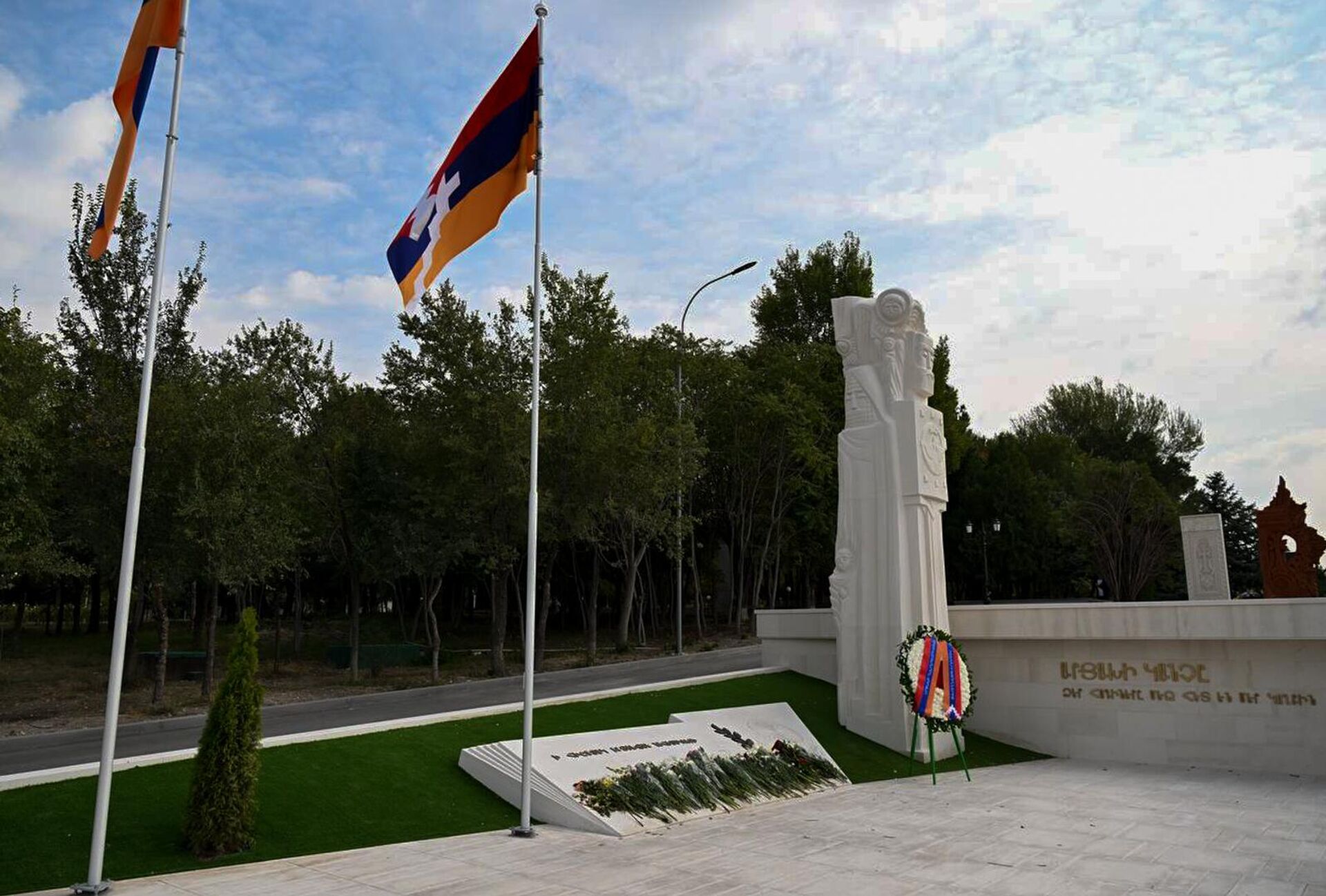 Военный пантеон Ераблур в 5-ю годовщину начала 44-дневной войны (27 сентября 2025). Еревaн - Sputnik Армения, 1920, 27.09.2025