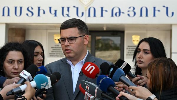 Пресс-секретарь министра внутренних дел Нарек Саркисян отвечает на вопросы журналистов (27 сентября 2025). Ереван - Sputnik Армения